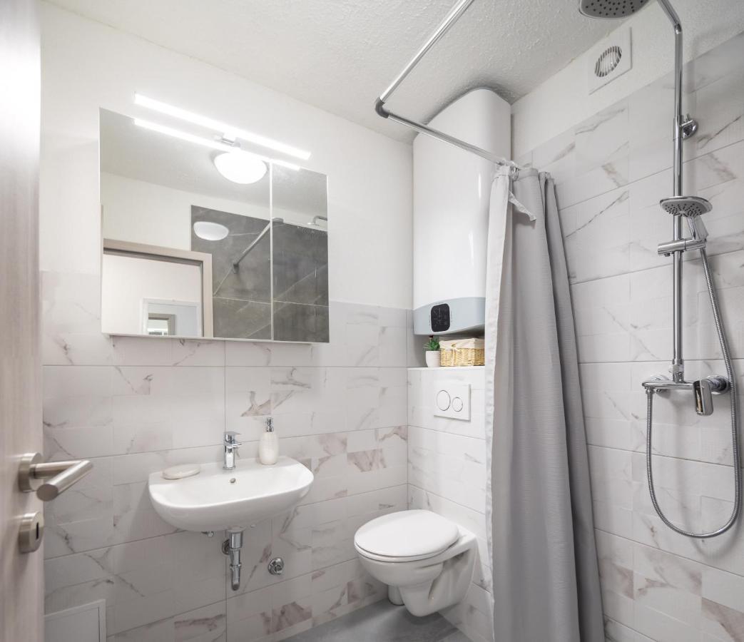 River Park Apartments オミシュ エクステリア 写真